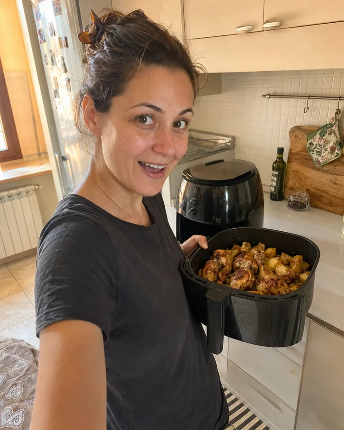 Cliente en la cocina con la freidora de aire